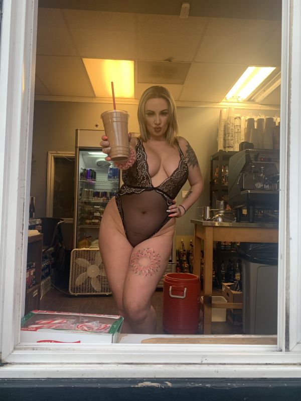 Sexy bikini barista Meggie Sailor