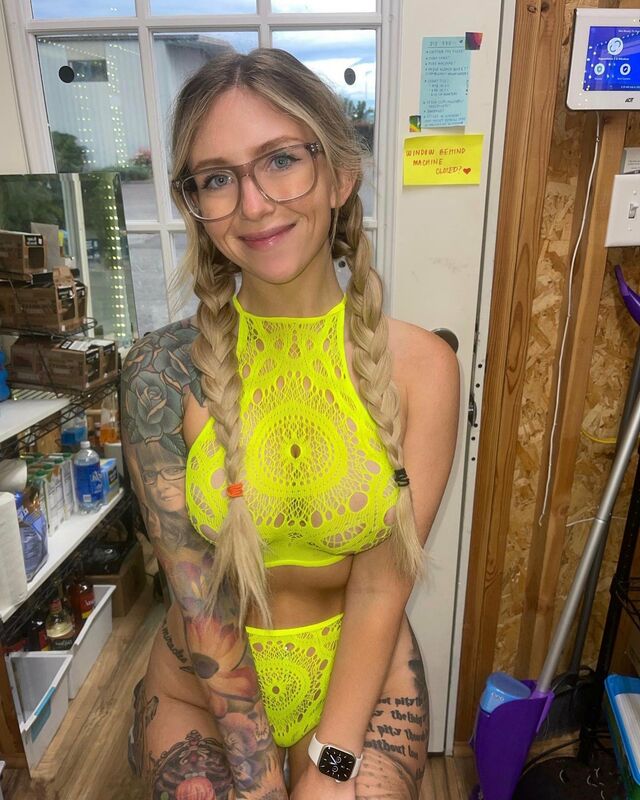 Sexy bikini barista Rachel Smith