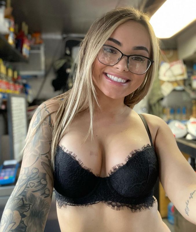 Sexy bikini barista Ry