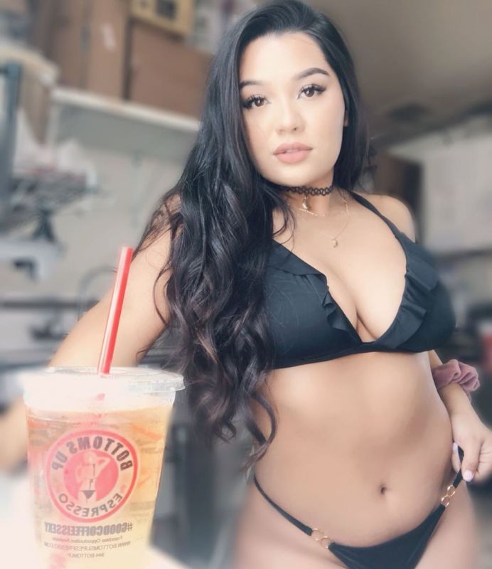 Sexy bikini barista Paula