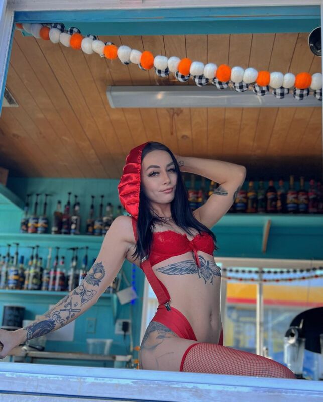 Sexy bikini barista Jess